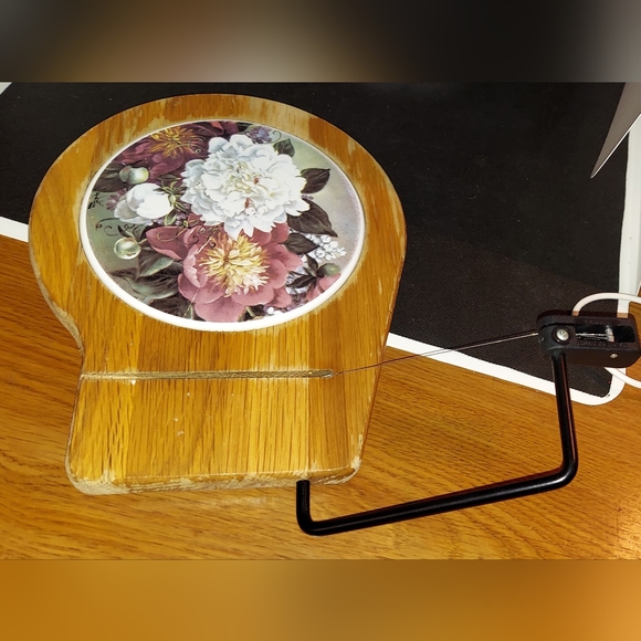 Vintage Glynda Turley Cheese Board Built In Slicer Pink And White Flowers 1996 - Picture 6 of 11